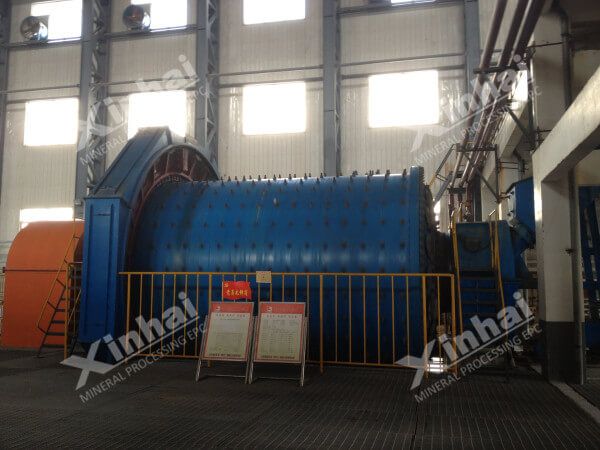 磨礦作業中的溢流球磨機